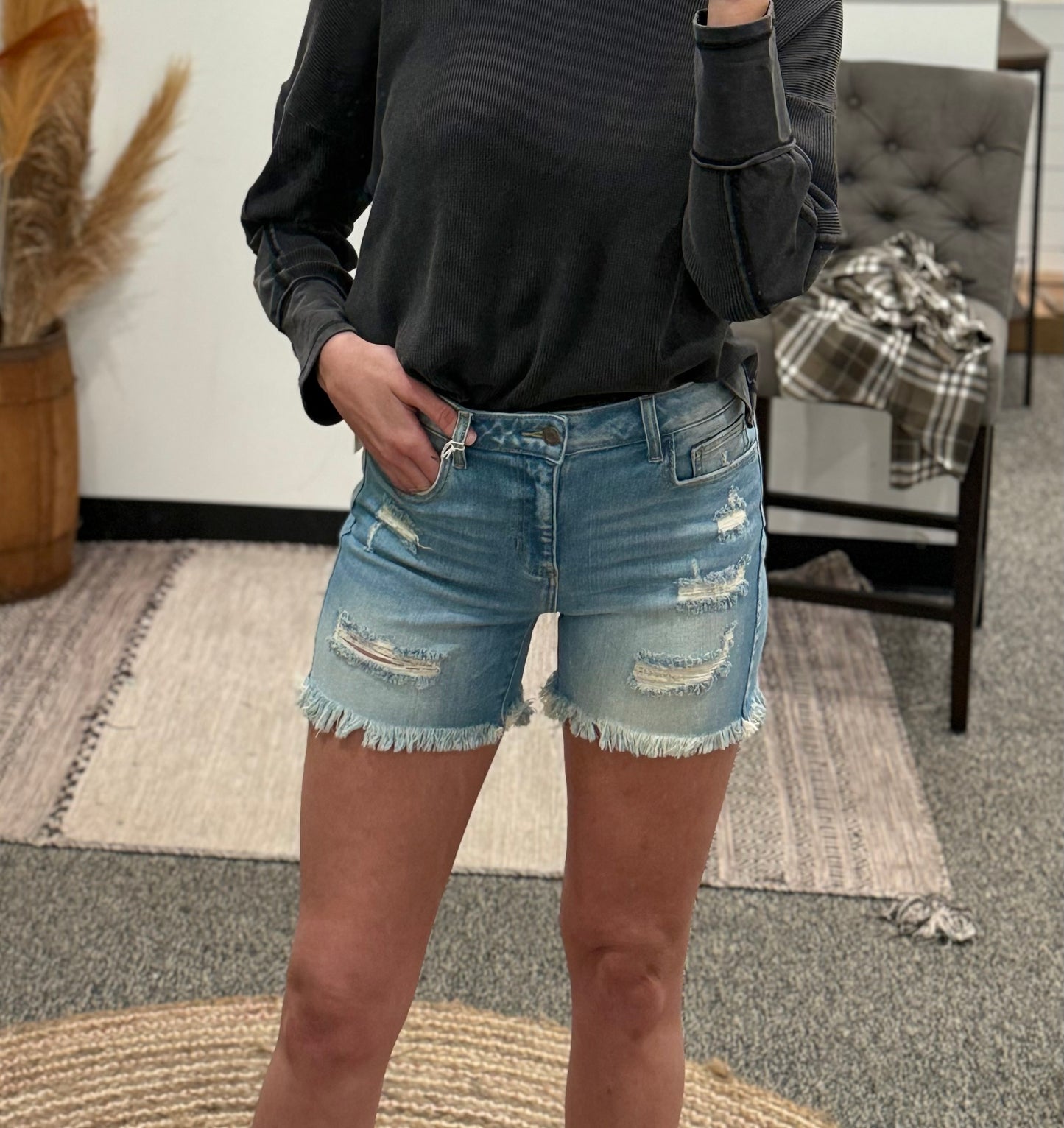 MID-RISE FRINGE HEM SHORTS