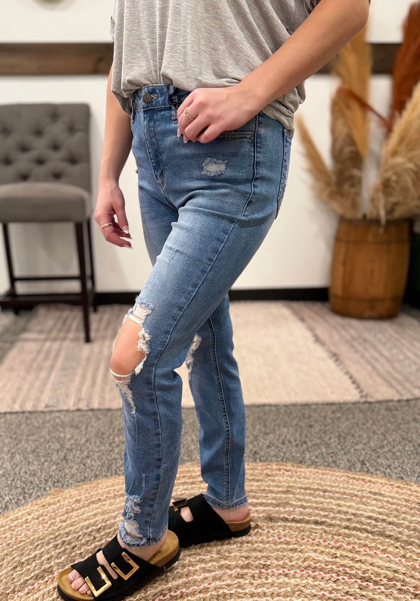 KNEE DISTRESSED SKINNY